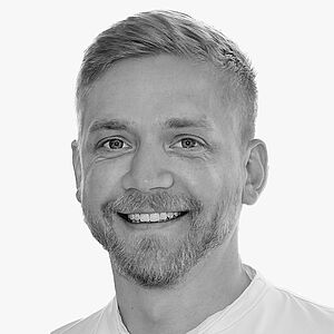 [Translate to Deutsch (Schweiz):] Portraitbild des Referenten in schwarz-weiß, Johannes Scherg