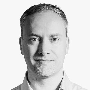 [Translate to Deutsch (Schweiz):] Portraitbild des Referenten in schwarz-weiß, Eric Hoffmann