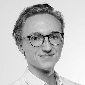 Fortbildung mit Referent Dr. Hinterthan | Camlog Veranstaltungen Portraitbild des Referenten in schwarz-weiß, Dr. Hinterthan