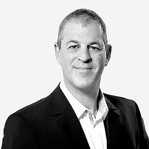 Vertriebsmitarbeiter Thomas Moser | Camlog Schweiz Portraitbild des Mitarbeiters in schwarz-weiß, Thomas Moser