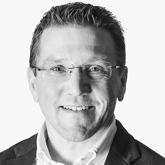 [Translate to Deutsch (Schweiz):] Portraitbild des Referenten in schwarz-weiß, Ulf Neveling