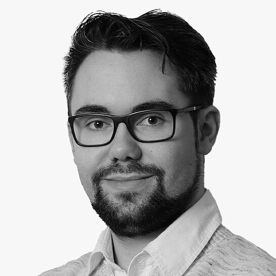 [Translate to Deutsch (Schweiz):] Portraitbild des Referenten in schwarz-weiß, Daniel Kirndörfer