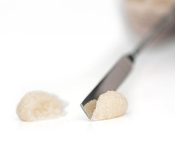 MinerOss A HYA Knödel, der von Spachtel in zwei gleiche Teile geteilt wird