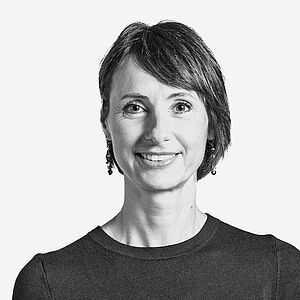 Vertriebsmitarbeiterin Nina Zoellner | Camlog Schweiz Portraitbild des Mitarbeiters in schwarz-weiß, Nina Zoellner