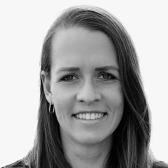 [Translate to Deutsch (Schweiz):] Portraitbild der Referentin in schwarz-weiß, Laura Zimmermann