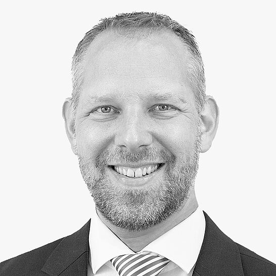 [Translate to Deutsch (Schweiz):] Portraitbild des Referenten in schwarz-weiß, Lars Trapper