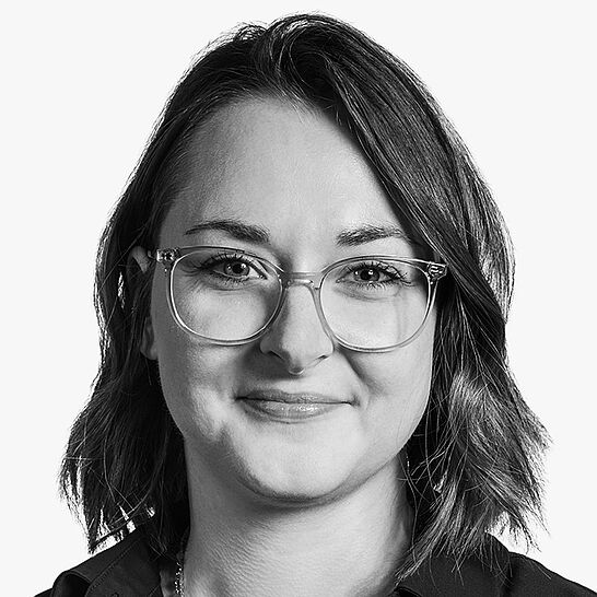 [Translate to Deutsch (Schweiz):] Portraitbild des Referenten in schwarz-weiß, Tabea Wiederänders