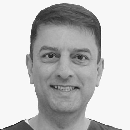 [Translate to Deutsch (Schweiz):] Portraitbild des Referenten in schwarz-weiß, Dr. Parvini