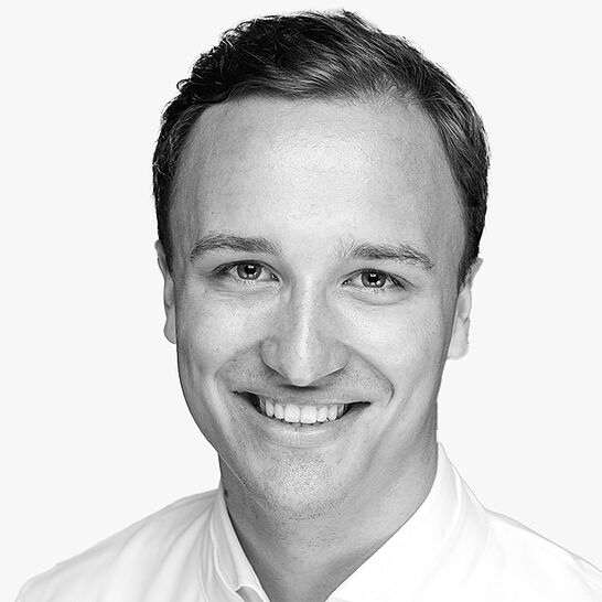 [Translate to Deutsch (Schweiz):] Portraitbild des Referenten in schwarz-weiß, Dr. Moritz Benedikt Schlenz