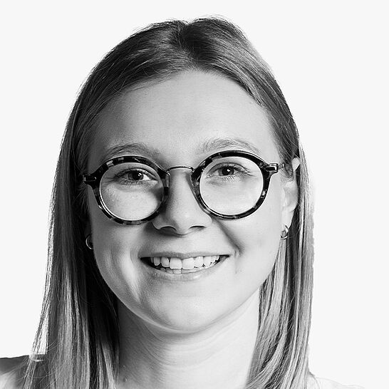 [Translate to Deutsch (Schweiz):] Portraitbild der Referentin in schwarz-weiß, Sina Wenger