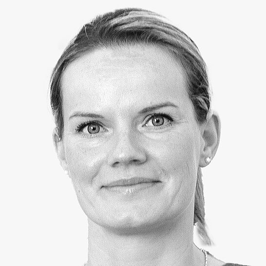 [Translate to Deutsch (Schweiz):] Portraitbild der Referentin in schwarz-weiß, Dr. med. dent. Andrea Seifert